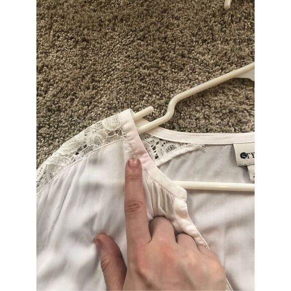 Stylus Women’s White Lace Shoulder and Back Bottom Trim Blouse Size PL - Picture 6 of 6